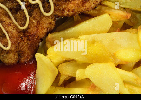 Pommes Frites mit Hähnchen Koteletts. Detailansicht. Stockfoto