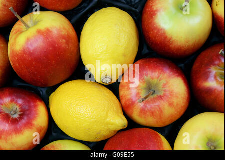 Zitronen inmiddle Äpfel Stockfoto