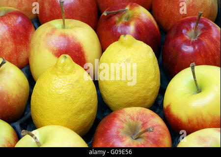 Zitronen inmiddle Äpfel Stockfoto