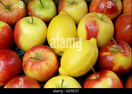 Zitronen inmiddle Äpfel Stockfoto