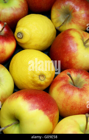 Zitronen inmiddle Äpfel Stockfoto