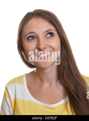 Porträt einer lachenden Frau mit langen braunen Haaren Stockfoto