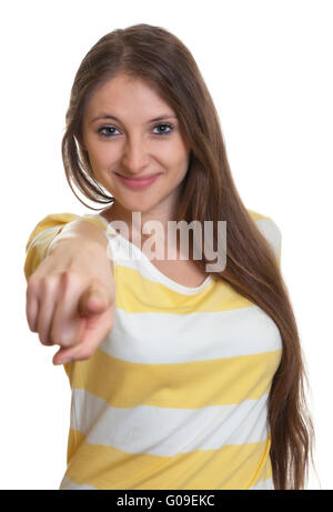 Frau mit langen braunen Haaren zeigte auf Kamera Stockfoto