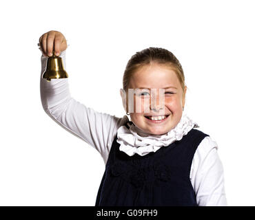 Einem Augenzwinkern junge Schulmädchen Klingeln eine goldene Glocke auf weißen Hinterg Stockfoto