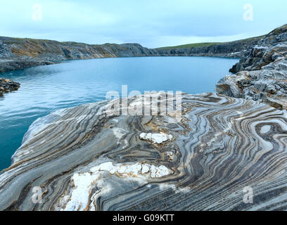 Gestreifte Stein in der Nähe von Reservoir Storglomvatnet (Norge) Stockfoto