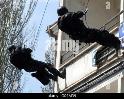 Unterteilung Anti-Terror-Polizei während einer schwarzen taktische Übungen Stockfoto