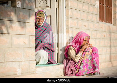 Älteres Ehepaar sitzt vor zu Hause, im Dorf Chandelao, Rajasthan Stockfoto