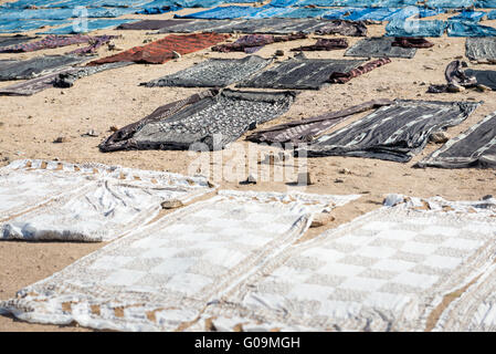 Trocknen in der Sonne nach dem Block Stoff gedruckt Stockfoto