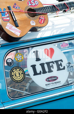 Akustik-Gitarre und ich Liebe Leben Aufkleber auf einem VW Volkswagen Wohnmobil bei einer VW-Show. England Stockfoto