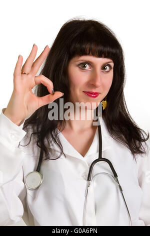 Porträt von glücklich lächelnde junge Ärztin okay Geste zeigt Stockfoto