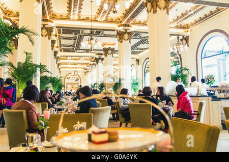 Am Nachmittag High Tea-Time im Peninsula Hong Kong Stockfoto