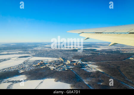 Blick auf die Flügel eines Flugzeugs durch das Fenster Stockfoto