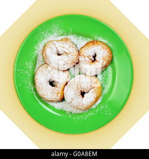 Grüne Schale mit Donuts mit Puderzucker überzogen Stockfoto