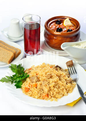 Stillleben mit Ihrem Tisch mit Suppe in Keramik po Stockfoto