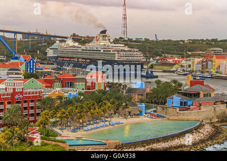 Schiff angedockt im Hafen Curacao Niederländische Antillen Stockfoto