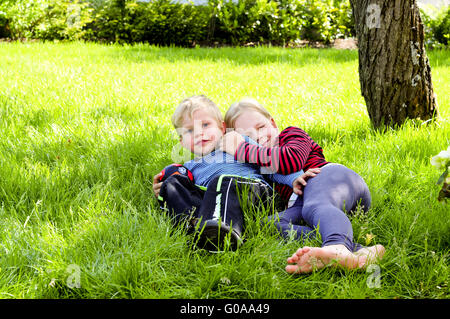 in der Wiese liegend Stockfoto