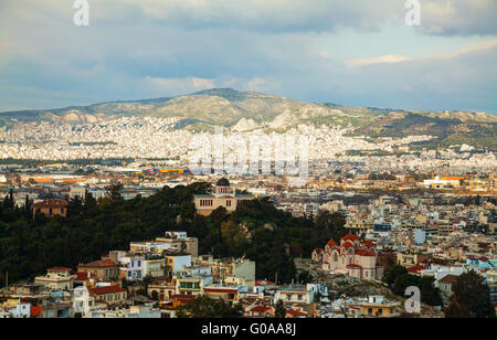 Malerische Aussicht auf Athen, Griechenland an einem bewölkten Tag Stockfoto