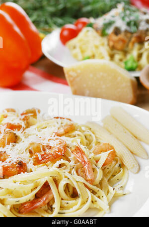 Pasta mit Garnelen und Sauce auf dem Holztisch Stockfoto