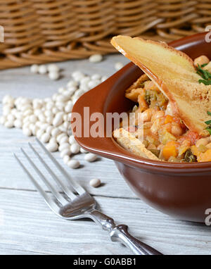 Suppe aus Gemüse und die Bohne mit getrockneten Getreide-chips Stockfoto