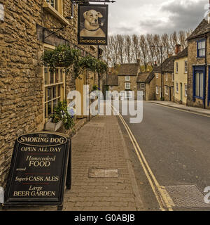 Das Rauchen Hund Gastwirtschaft Malmesbury Wiltshire Stockfoto