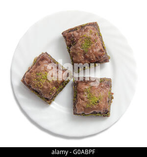 Platte mit türkischen Baklava isoliert auf weißem Hintergrund Stockfoto