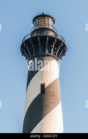 Schwarze und weiße Schrägstreifen markieren den Cape Hatteras Leuchtturm an seinem neuen Standort in der Nähe der Stadt von Buxton am äußeren Ufer Stockfoto