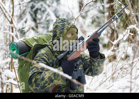 Jäger mit optischen Gewehr versteckt in den Wäldern Stockfoto