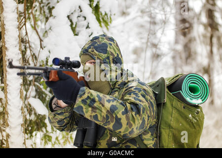 Jäger mit optischen Gewehr und Fernglas in Wäldern Stockfoto