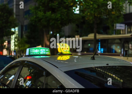 Ein Licht auf dem Dach von einem Taxi beleuchtet um zu zeigen, ist es ein Taxi Rang in einer japanischen Stadt mieten Stockfoto