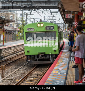 Ein Japan Railways Service von Nara nach Kyoto zu stoppen ziehen in einem belebten Bahnhof Stockfoto