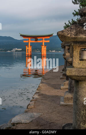 Am frühen Morgen am berühmten schwimmenden Torii Tor des Itsukushima-Schrein auf Miyajima bei Flut Stockfoto