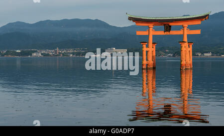 Am frühen Morgen am berühmten schwimmenden Torii Tor des Itsukushima-Schrein auf Miyajima bei Flut Stockfoto