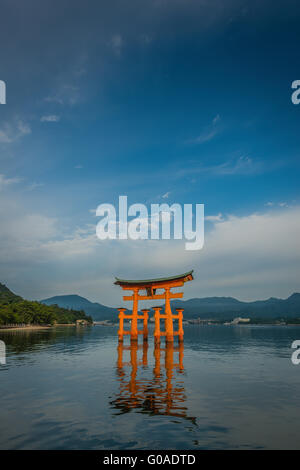 Am frühen Morgen am berühmten schwimmenden Torii Tor des Itsukushima-Schrein auf Miyajima bei Flut Stockfoto