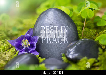 Schwarzer Stein mit den Worten "Rest in Peace" Stockfoto