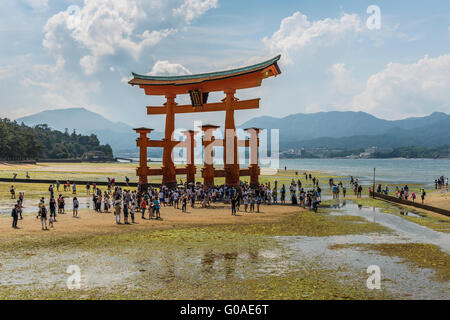 Touristen Fuß rund um das berühmte schwimmende Torii-Tor des Itsukushima-Schreins auf Miyajima bei Ebbe Stockfoto