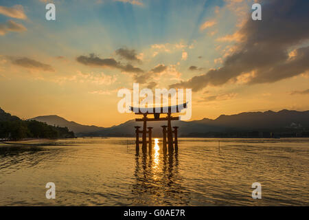 Sonnenuntergang am berühmten schwimmenden Torii Tor des Itsukushima-Schrein auf Miyajima bei Flut Stockfoto