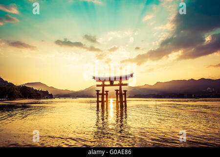 Sonnenuntergang am berühmten schwimmenden Torii Tor des Itsukushima-Schrein auf Miyajima bei Flut Stockfoto