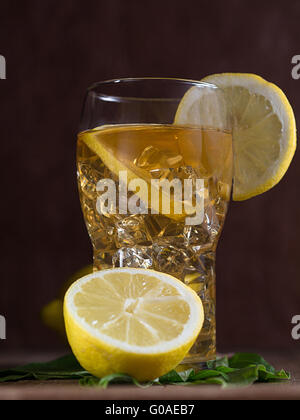 Eistee mit Zitrone und Eiswürfel in ein Glas Stockfoto