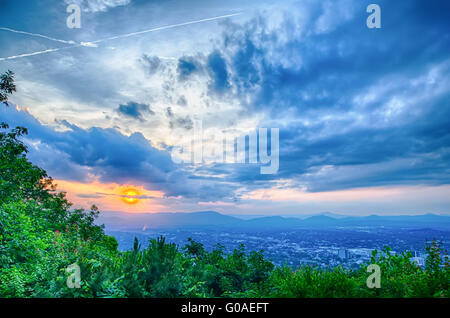 Roanoke City gesehen von Mill Mountain Star bei Dämmerung in Virginia, USA. Stockfoto