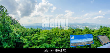 Roanoke City gesehen von Mill Mountain Star bei Dämmerung in Virginia, USA. Stockfoto