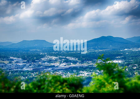 Roanoke City gesehen von Mill Mountain Star bei Dämmerung in Virginia, USA. Stockfoto