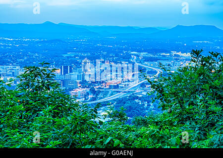 Roanoke City gesehen von Mill Mountain Star bei Dämmerung in Virginia, USA. Stockfoto