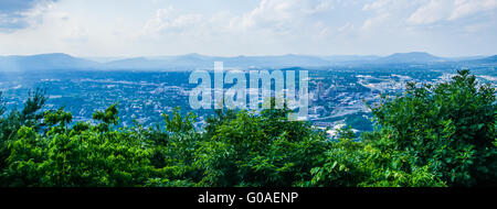 Roanoke City gesehen von Mill Mountain Star bei Dämmerung in Virginia, USA. Stockfoto