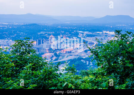 Roanoke City gesehen von Mill Mountain Star bei Dämmerung in Virginia, USA. Stockfoto