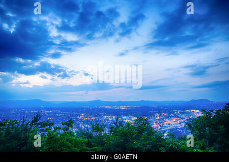 Roanoke City gesehen von Mill Mountain Star bei Dämmerung in Virginia, USA. Stockfoto