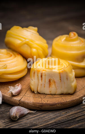 Verdrehte Handwerk Käse auf Holzbrett Stockfoto