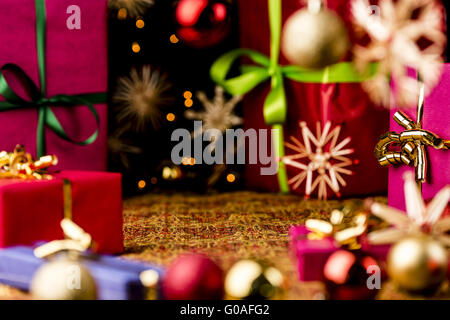 Weihnachten Hintergrund mit Christbaumkugeln, Bögen und Boxen Stockfoto