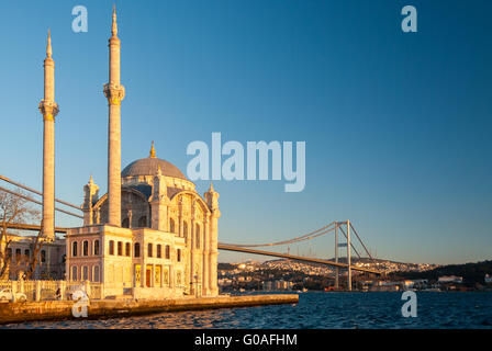 Die Ortakoy-Moschee und die Brücke über den Bosporus in Istanbul am Nachmittag Stockfoto