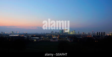Skyline von London vom Greenwich Park aus gesehen. Mit Blick auf Canary Wharf mit maritimen Museum. Stockfoto