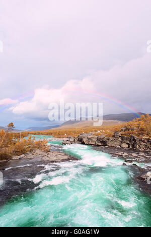 Blick auf Regenbogen über Gebirgsfluss in Norwegen Stockfoto